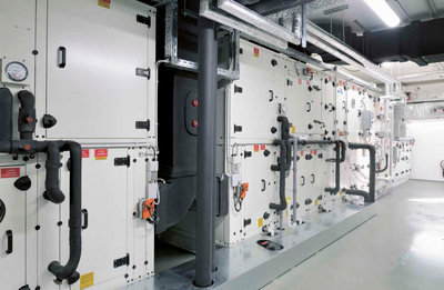 Über der OP-Etage ist als Staffelgeschoss die gesamte Technikzentrale mit Mess-, Steuer- und Regelungstechnik sowie den raumlufttechnischen Geräten angeordnet.