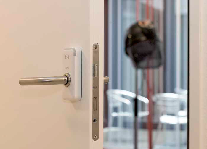 Elektronischer Kurzbeschlag „XS4 Mini“ von Salto an der Tür zum Friseurzimmer im Seniorenzentrum Horn.