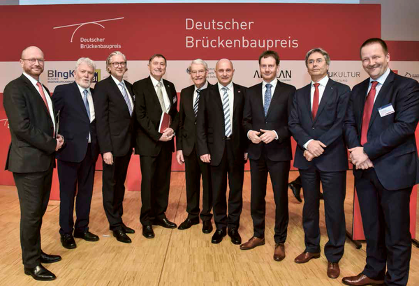 Eine große Runde: die Auslober, Unterstützer, Förderer und der Schirmherr des Deutschen Brückenbaupreises.