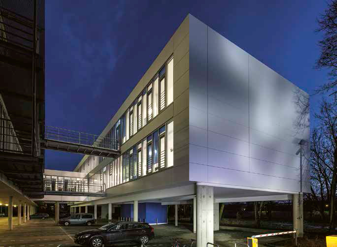Parkplatzüberbauung zur optimalen Flächenausnutzung: Die Bremer Hochschule hat ein neues Gebäude bekommen.