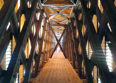 Ein imposanter Blick auf das historische Tragwerk der König-Ludwig-Brücke.