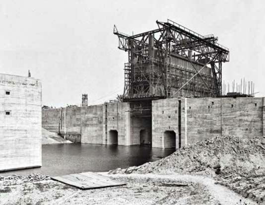 Am 11. Juni 1930 befindet sich das Schiebetor des Außenhaupts noch im Bau. Es wird über der Torkammer montiert und dann herabgelassen.
