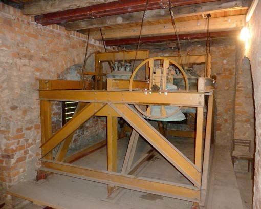 Der alte Glockenstuhl aus Stahl.
