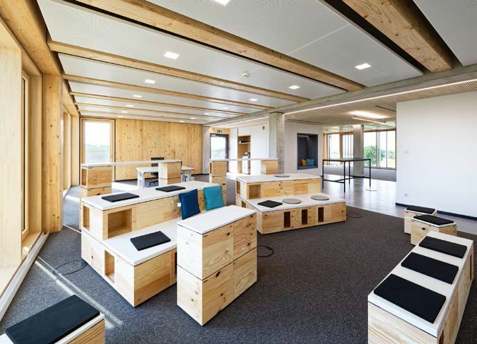 Das Bürogebäude zeichnet sich durch vielseitige Aufenthaltsmöglichkeiten sowie eine hohe Ausstattungsqualität aus.