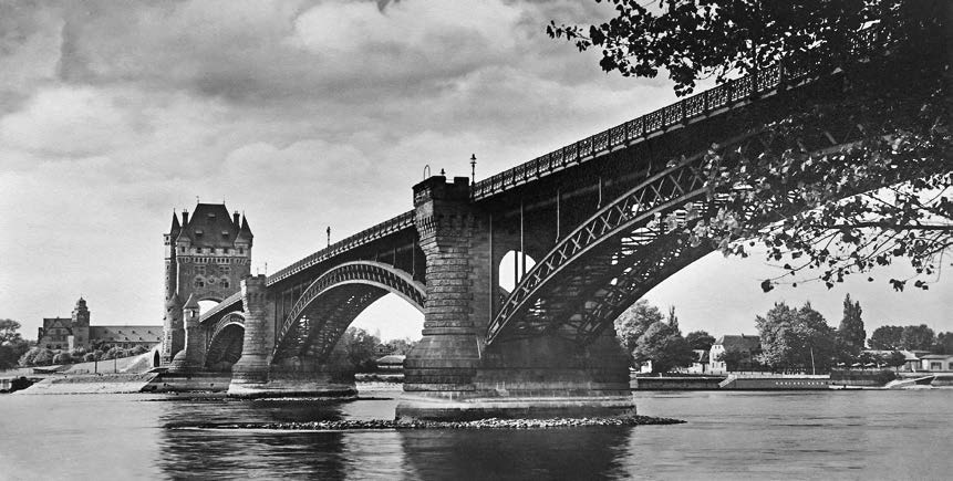 Ernst-Ludwig-Brücke (1900 – 1945) Ansicht von der rechten Flussseite aus.