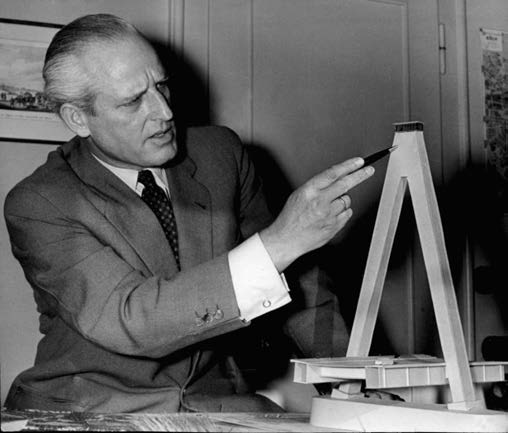 Gerhard Lohmer arbeitet am Modell seiner Severinsbrücke.