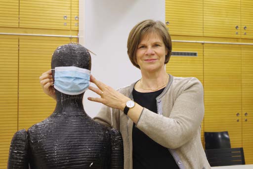 Virologin Prof. Ulrike Protzer mit einem Testdummie aus Melaninhartschaum