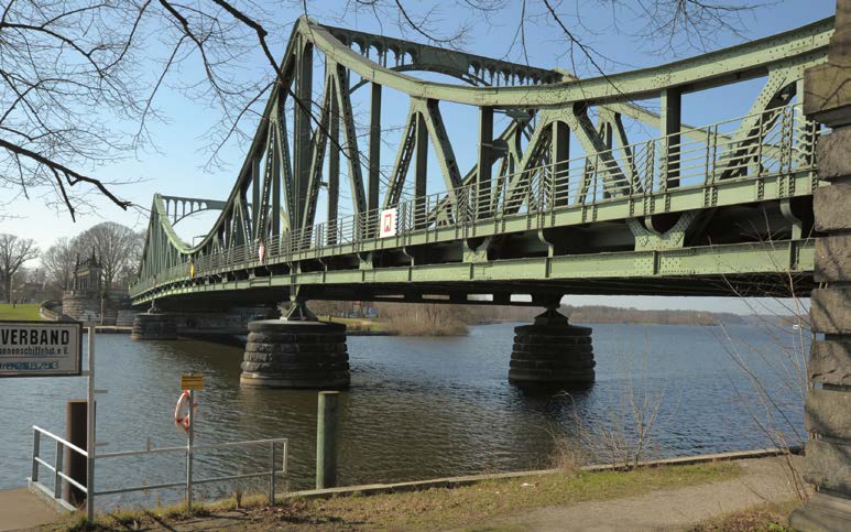 Die „Brücke der Einheit“: ein gelungenes Beispiel für eine kunstvolle Reparatur.