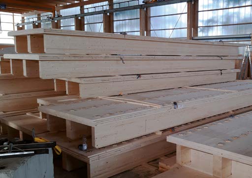 Für die Plattform haben die Ingenieure werkseitig vorgefertigte Rippenelemente aus KLH-Brettsperrholz-Platten und BS-Holz-Rippen, die über Verklebung kraftschlüssig verbunden wurden, gewählt. Die Breite der 56 cm hohen Rippen ist in der Mitte der Elemente mit 20 cm bemessen, am Rand mit 12 cm.