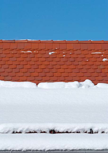 Abb. 1: Abrutschen- der Schnee auf einer Dachfläche