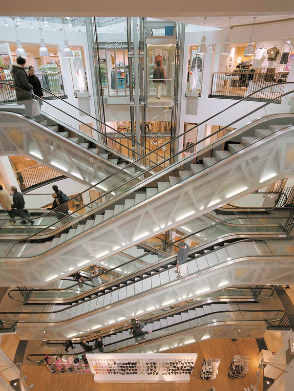 Dank der Fahrtreppen werden alle Stockwerke dieses Shopping-Centers gleichmäßig frequentiert.