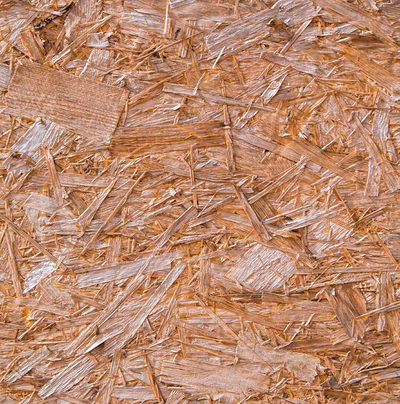 Ein wichtiger Zwischenschritt im Holzkreislauf: Aus ehemaligem Bauholz werden Holzwerkstoffe wie beispielsweise Spanplatten