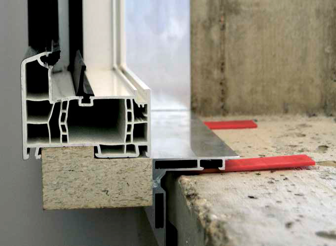 Der umlaufend übergreifende Schenkel der Aluminium- Montagezarge von Foppe drückt das zwischengelegte Kompriband funktionssicher an das Mauerwerk.