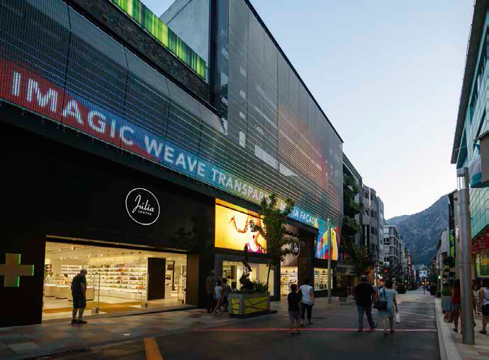 Die mehrdimensionale Medienfassade am Júlia Center in Andorra besteht insgesamt aus 18 verschiedenen Auflösungsbereichen