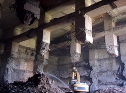 Abbrucharbeiten im Inneren des Bunkers im Juli 2011.