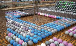 Vollständiges Rezyklat: Unterschiedliche Farbgebungen der Cobiax-Hohlkörper sind der nachhaltigen Rohstoffgewinnung aus recyceltem Kunststoff geschuldet.