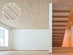 Die neuen Echtholz-Akustikelemente mit unregelmäßiger Leistenteilung verleihen Räumen eine reizvolle, diskret andersartige Wirkung.
