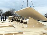 Zwei großformatige Brettsperrholz-Elemente schließen das Sheddach des neuen Bürogebäudes im Augsburger Sheridan-Park.