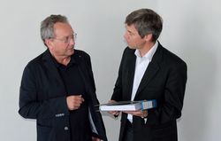Dipl.-Ing. (FH) Wolfgang Schwind (links) übergibt die Forschungsunterlagen an den Vorsitzenden der PRB-Projektgruppe 1, Dr.-Ing. Frank Breinlinger.