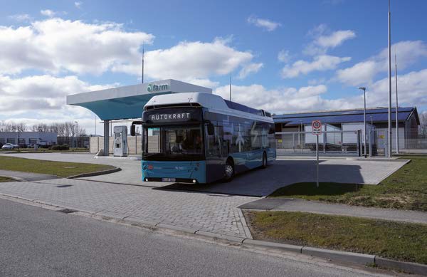 Die neue Wasserstoff-Tankstelle in Niebüll mit Brennstoffzellen-Bus